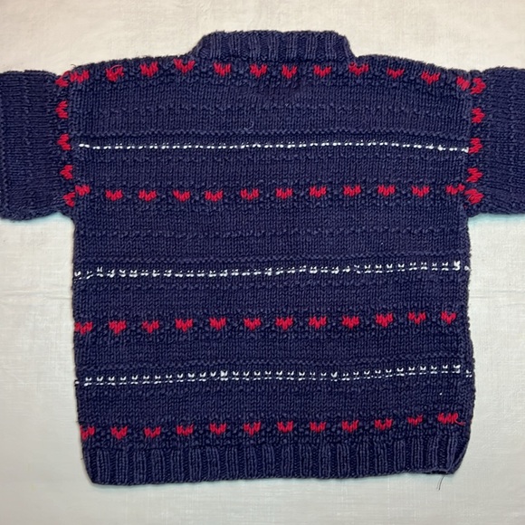 AUTHENTIC KIDS Girl’s Hand Knitted Blue/Red Heart Designed Sweater Size 6X - Picture 6 of 11